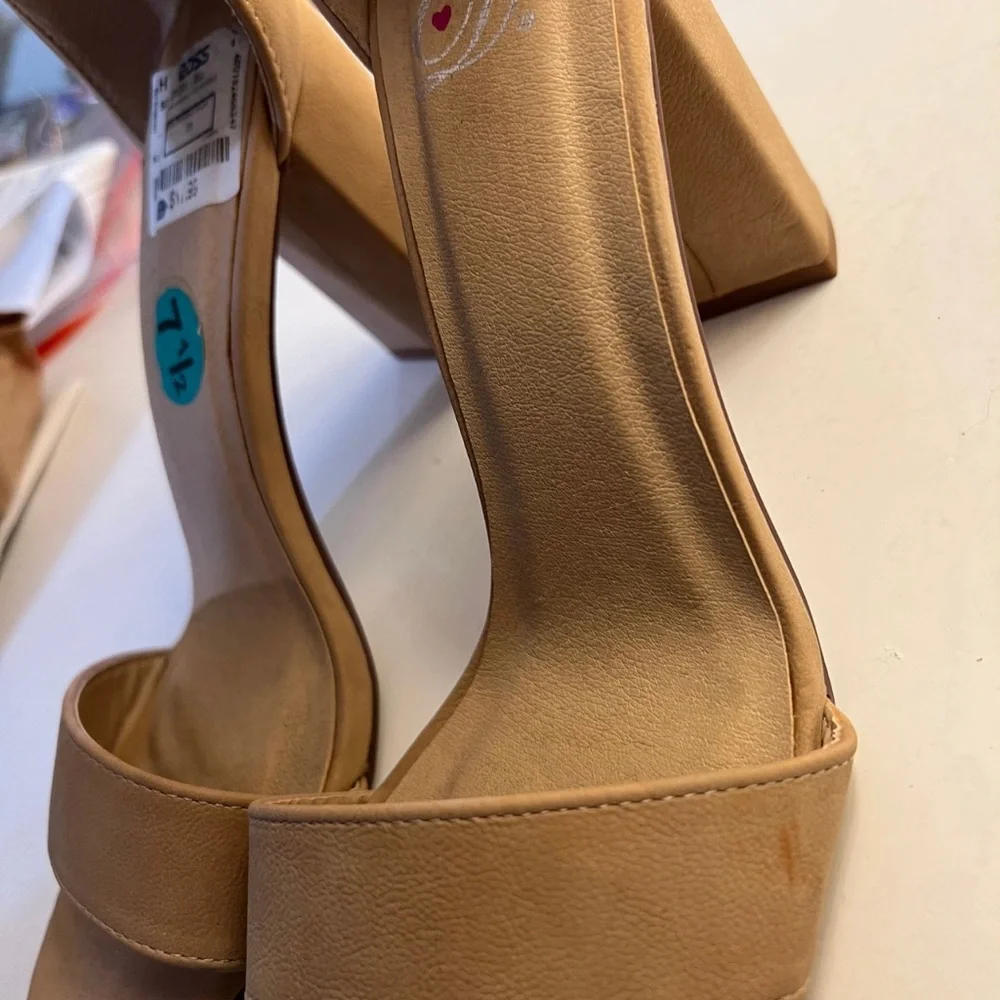 Nude color heels - Picture 2 of 4